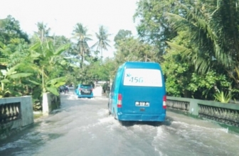 Petugas XL Axiata Terobos Banjir di Pesisir Selatan DI Yogyakarta dan Jawa Timur