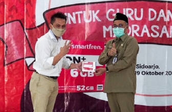 Smartfren Bagikan SIM Card Gratis ke Guru dan Siswa Madrasah Jawa Timur