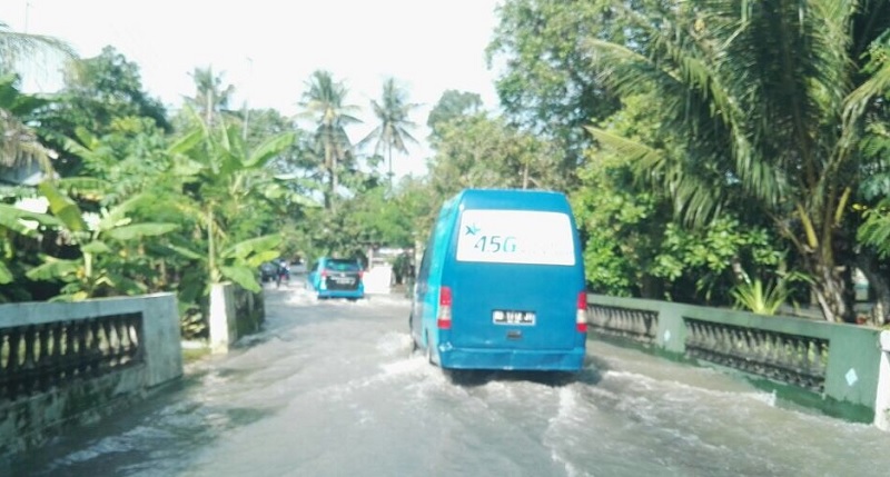 Petugas XL Axiata Terobos Banjir di Pesisir Selatan DI Yogyakarta dan Jawa Timur