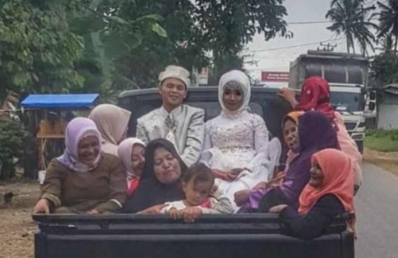 VIRAL! Foto Pasangan Pengantin Ini Bikin Netizen Bersyukur