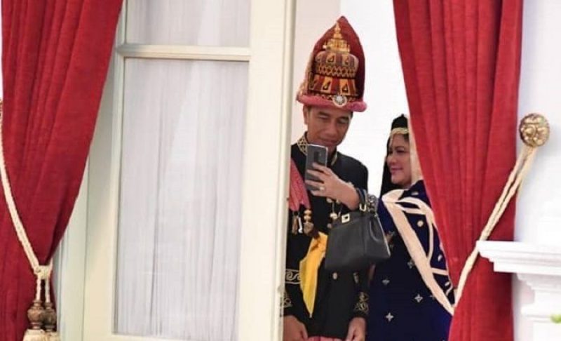 Ini Ponsel Yang Digunakan Presiden Jokowi dan Istri Untuk Selfie di Hari Kemerdekaan RI