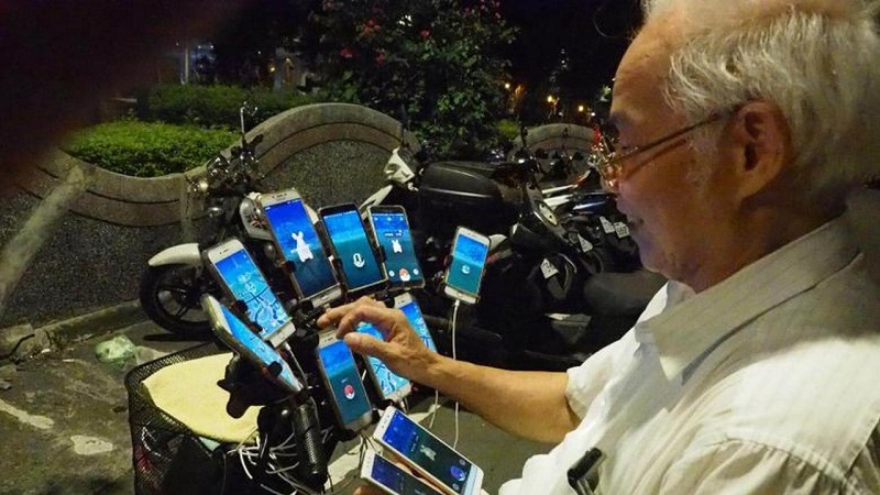 VIRAL! Kakek 70 Tahun Main Pokemon GO di 11 Ponsel Secara Bersamaan