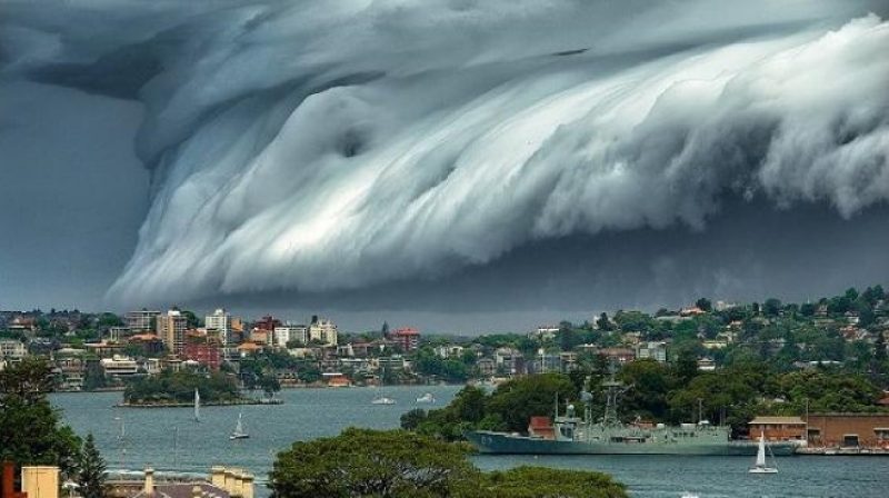 VIRAL! Muncul “Awan Tsunami” Di Atas Langit Makassar, Ini Penjelasan BMKG