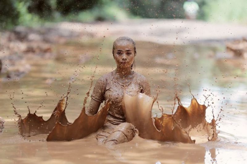 VIRAL! Jalan Rusak Berlumpur Dijadikan Obyek Foto Model